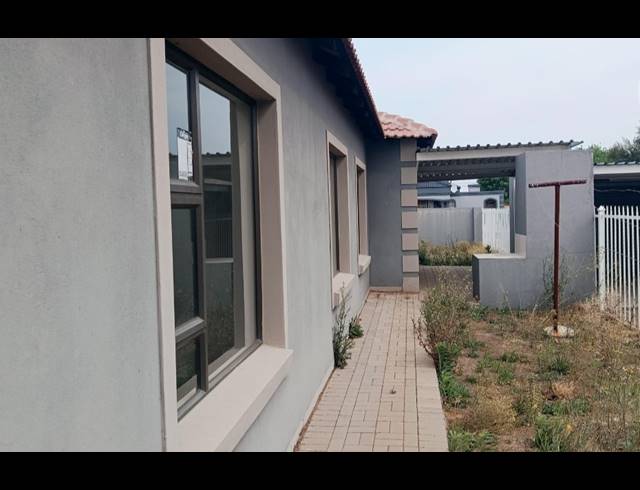 4 BEDROOM HOUSE FOR SALE IN MANDELA VIEW